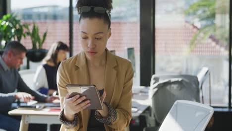 Mujer-Joven,-Utilizar,-Tableta,-Computadora