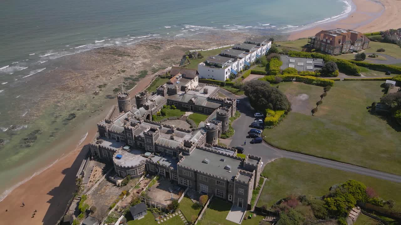 킹스게이트 성 켄트 해변 영어 분필 절벽 연안의 만 랜드마크 공중선 높은 각도 전망 궤도 오른쪽