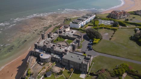 kingsgate castle, kent, küste, englische kreidefelsen, küstenbucht, wahrzeichen, luftaufnahme aus der vogelperspektive, umlaufbahn rechts