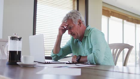 Hombre-Caucásico-Senior-Estresado-Con-Computadora-Portátil-Calculando-Las-Finanzas-En-Casa