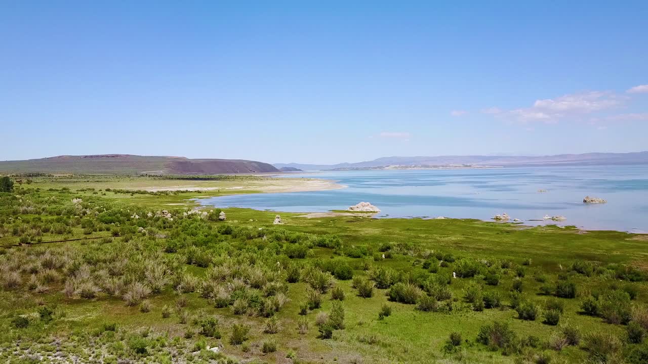 una antena sobre el lago mono en las montañas de sierra nevada de california