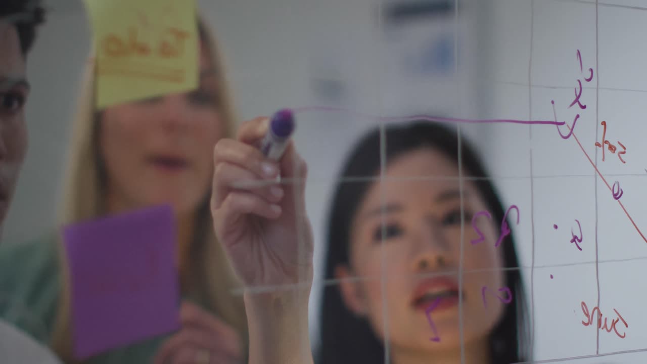 video de diversas compañeras y compañeros de trabajo haciendo lluvia de ideas, trabajando hasta tarde en la oficina