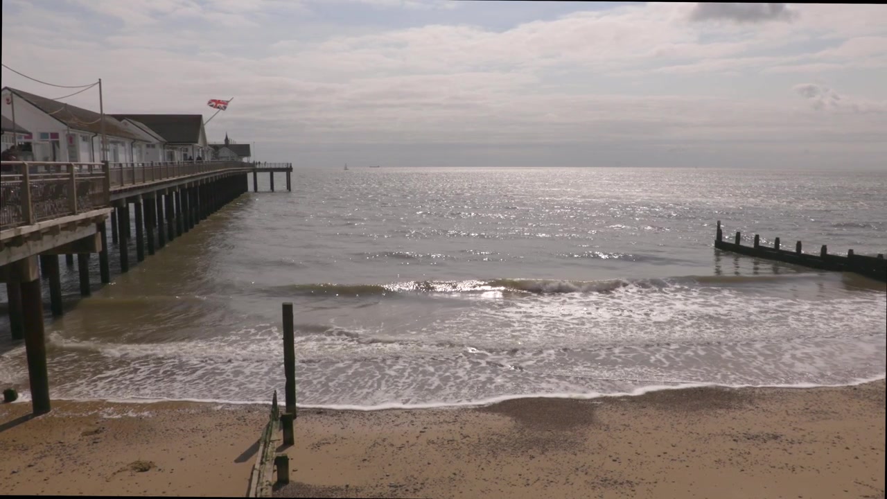 Vista panoramica del molo e della spiaggia sabbiosa a Southwold, Regno Unito. Onde leggere e bel tempo