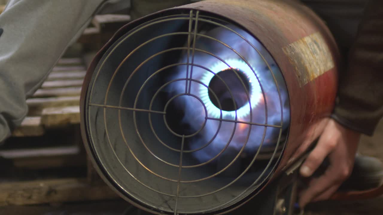Tænder LPG-gasrumvarmer, halvnært billede.