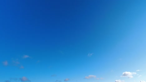 Time-lapse-of-small-clouds-moving-in-the-sky