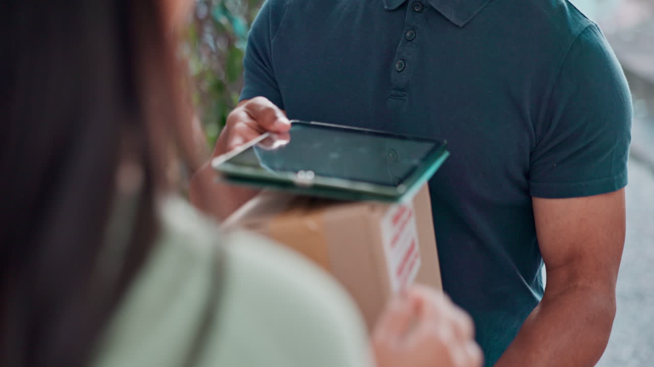 tableta, mujer y signo para el hombre de entrega en la puerta
