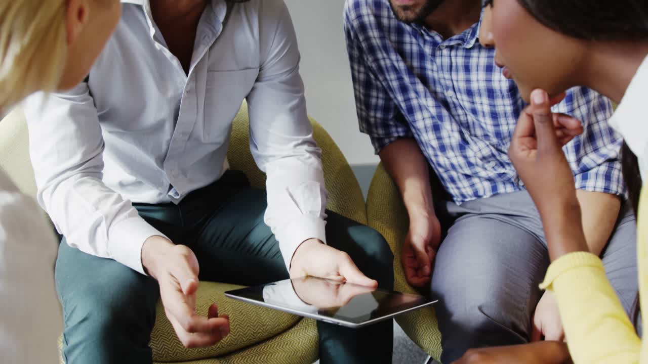 hombres de negocios interactuando a través de una tableta digital