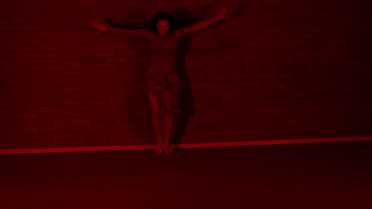 удивительный танцор, танцующий в красном свете