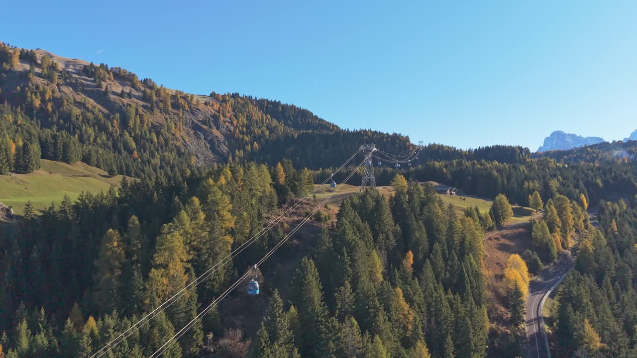 Vista aerea della funivia nelle Dolomiti con uno sfondo montano panoramico