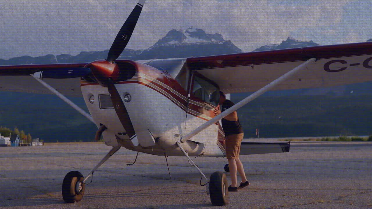 Pilota aeronautico che arriva alla pista di atterraggio iniziando il controllo pre-volo, ispezionando l'ala dell'aereo e la cabina di pilotaggio