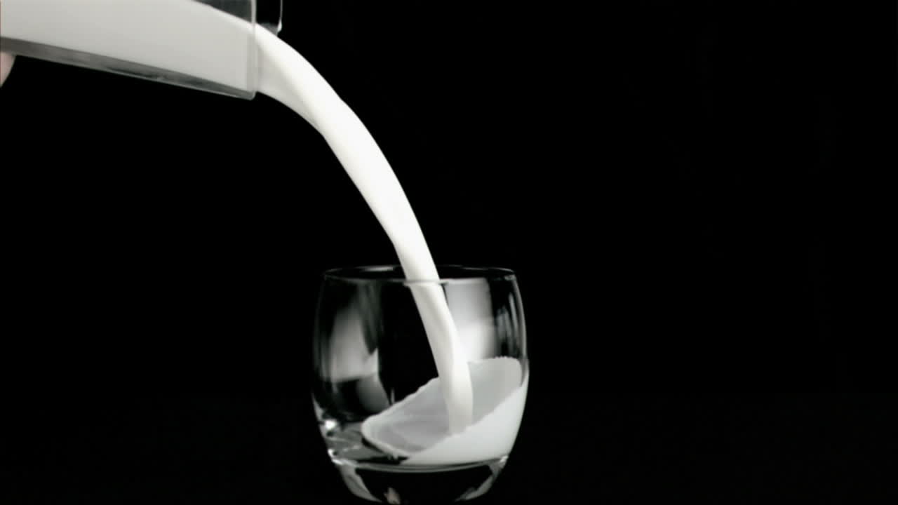 초 느린 동작으로 우유가 어지고 있습니다.