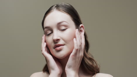 Mujer-Caucásica-Con-Cabello-Castaño-Tocando-La-Cara,-Espacio-De-Copia,-Cámara-Lenta