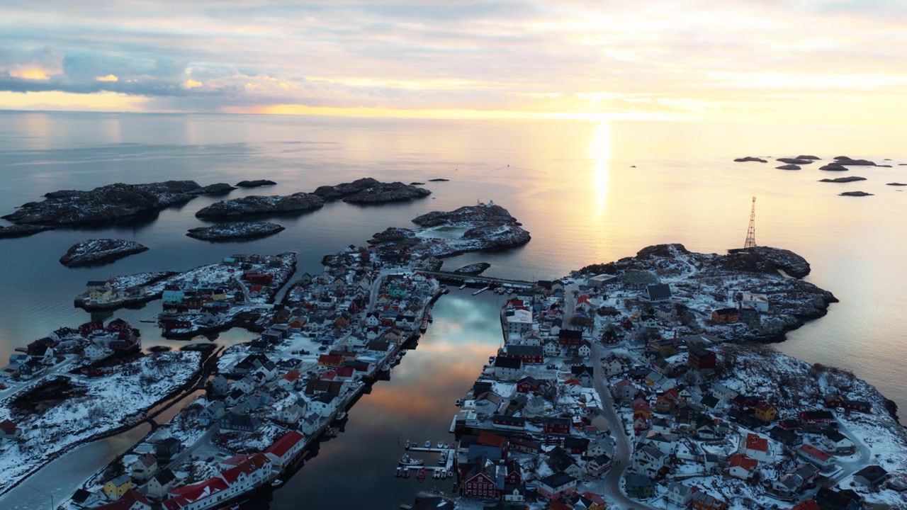 Ilmakuva auringonlaskun panoraamasta Henningsvaerin arktisen saariston yllä Lofooteilla, drone.