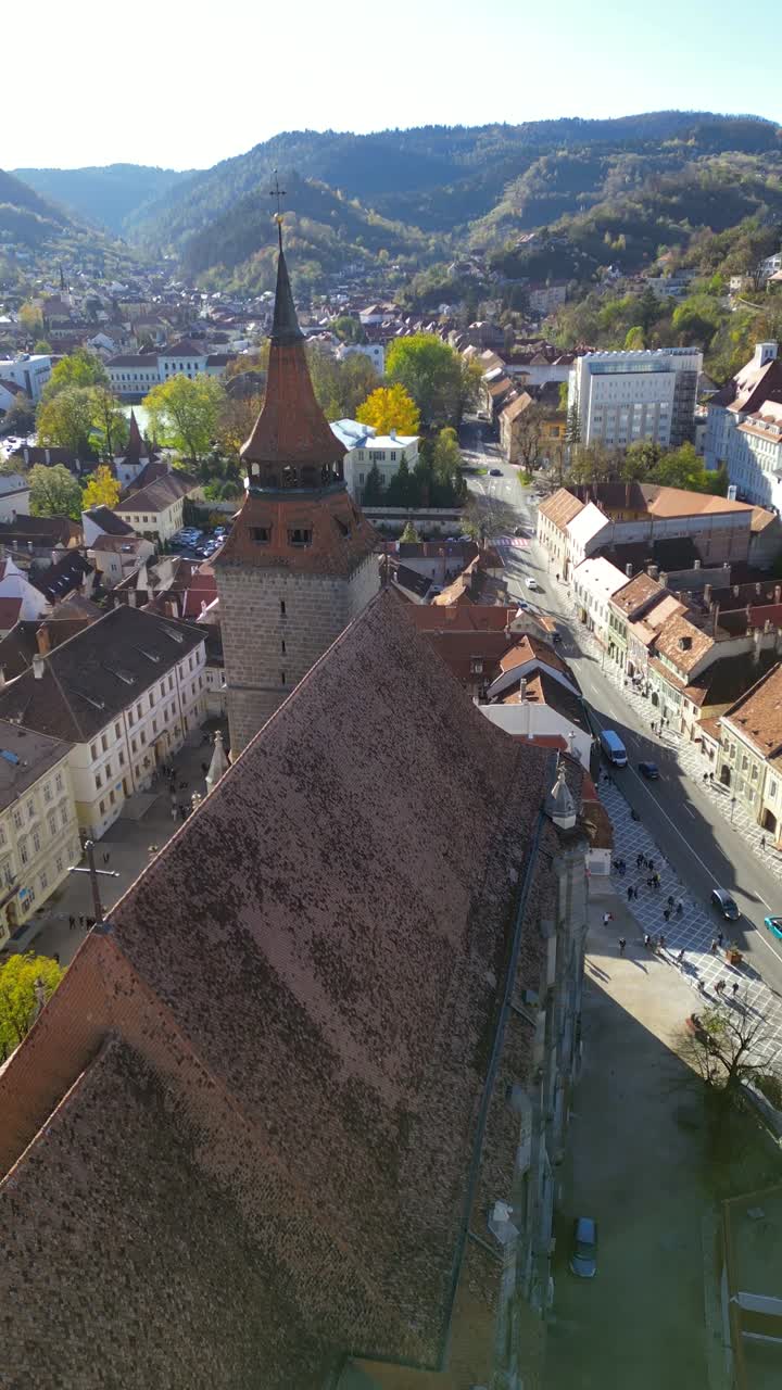 vista aérea de la iglesia negra situada en la ciudad de brasov, rumania