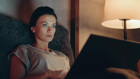 Mujer-Navegando-Por-Internet-En-Un-Portátil.-Mujer-Reelancer-Escribiendo-En-Una-Computadora-Portátil-Por-La-Noche.