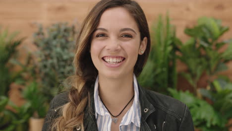 Joven-Linda-Chica-Hispana-Retrato-De-Hermosa-Mujer-Elegante-Riendo-Alegre-Mirando-A-La-Cámara