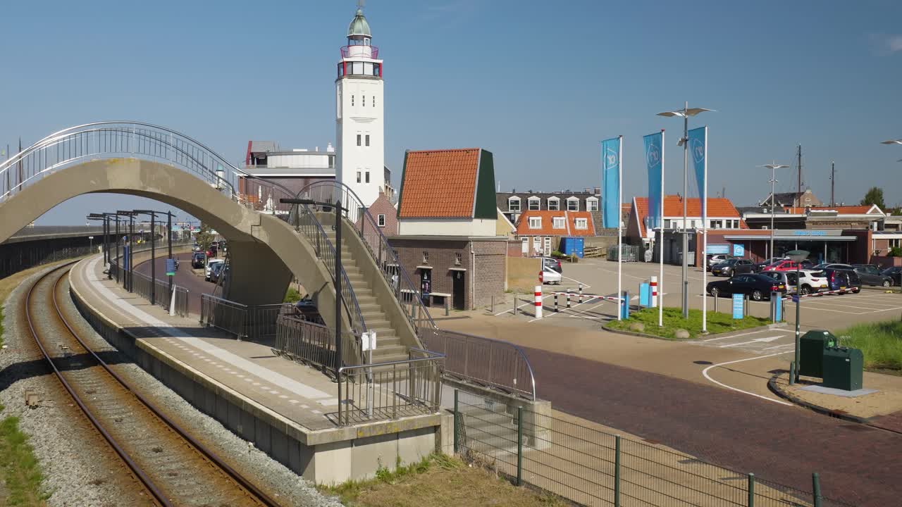 ciudad holandesa con faro y estación de tren