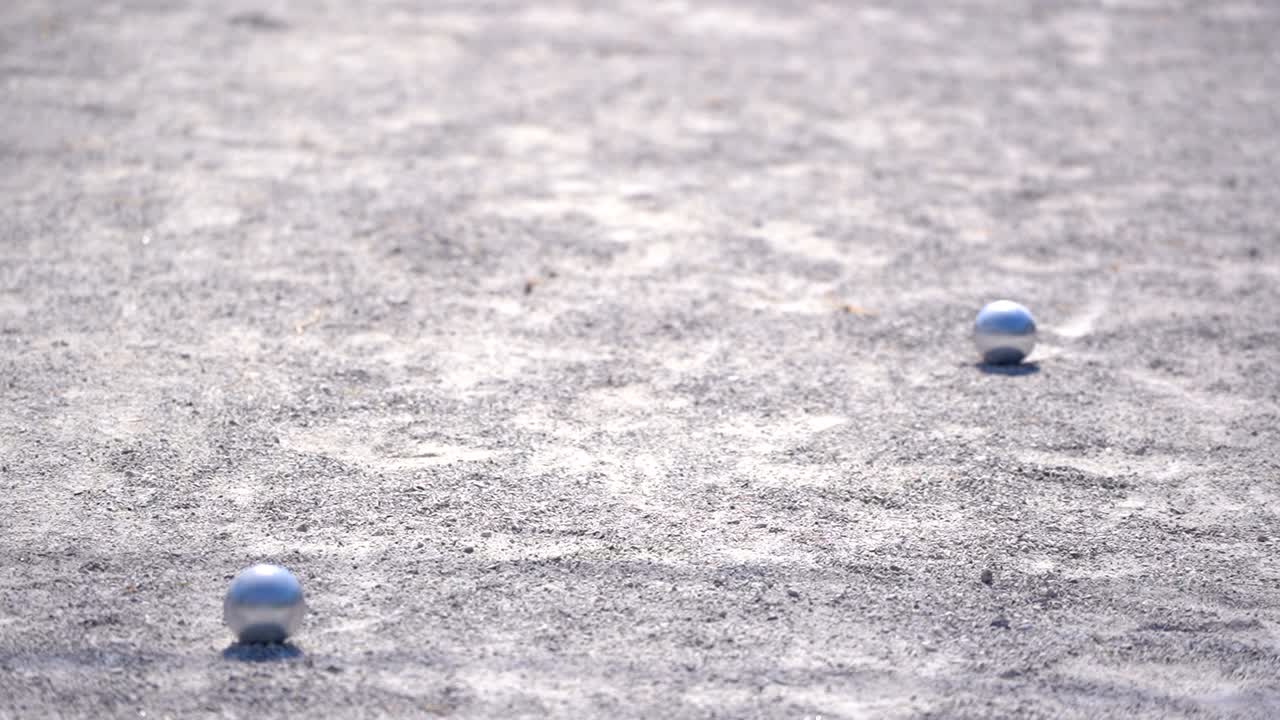 페탄크 스포츠, 선수가 공을 던져서 공을 겨냥하는 경기