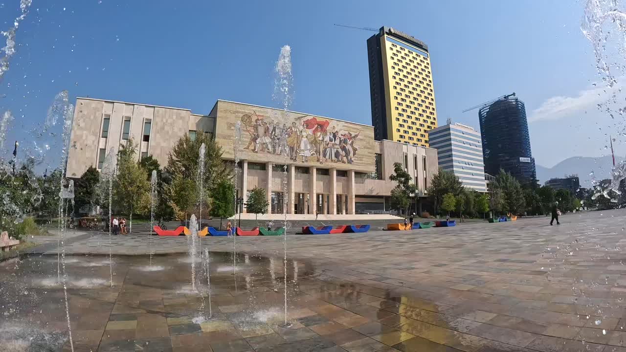 Plaza de la ciudad con fuente y edificios