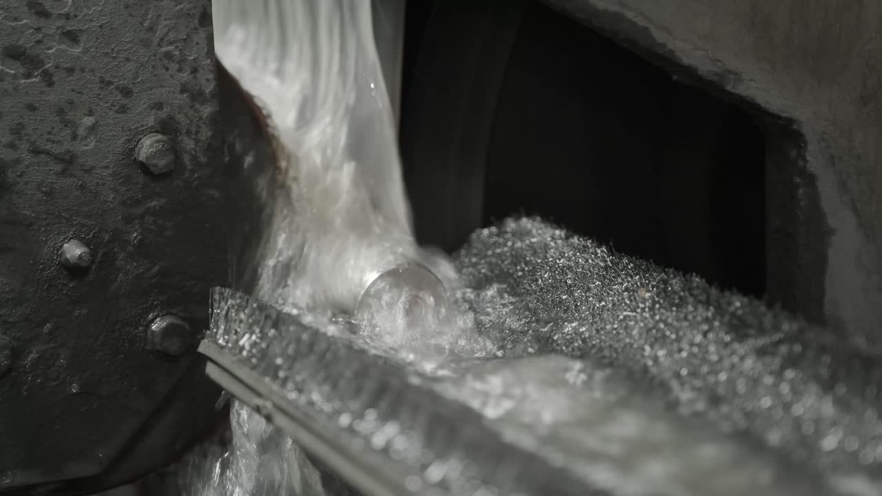 스테인리스 스 파이프를 절단하기 위해 밴드 은 산업용으로 금속 스테인리스 파이브를 절단하고 냉각기를 사용하여 가열합니다.