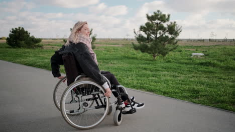 mujer en silla de ruedas disfrutando de un parque