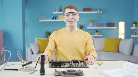 un adolescente experto en tecnología riéndose de la cámara.