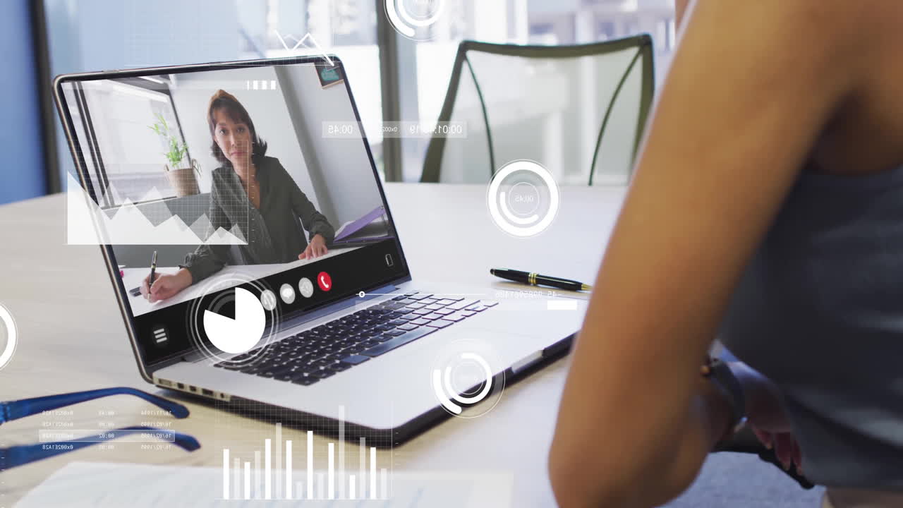 animación del procesamiento de datos financieros sobre diversas personas de negocios en una videollamada portátil