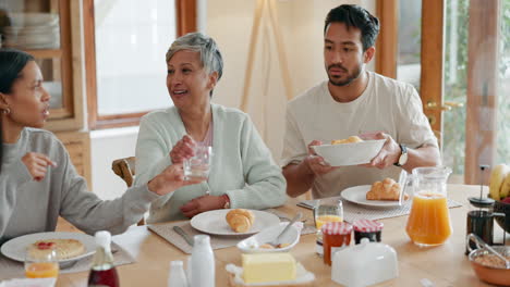 Glücklich,-Essen-Und-Brunch-Mit-Der-Großen-Familie-Am-Tisch