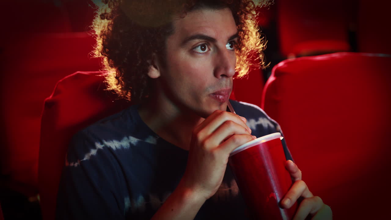 Un joven viendo una película.