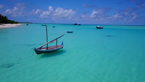 velero tradicional maldivo dhoni, panorámica alrededor del barco en el mar transparente 4k