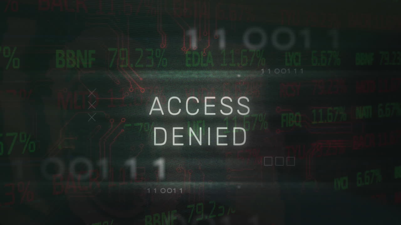 animación de texto de acceso denegado, símbolo x, códigos binarios, textura de la placa de circuitos sobre la placa de comercio.