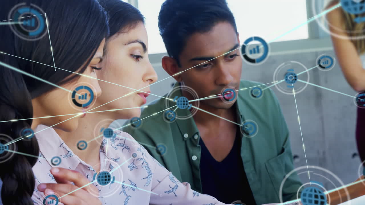 animación de la red de conexiones entre diversas personas de negocios en la oficina