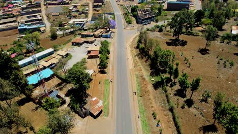 Pueblo-Rural-De-Kenia-Con-El-Kilimanjaro-Al-Fondo