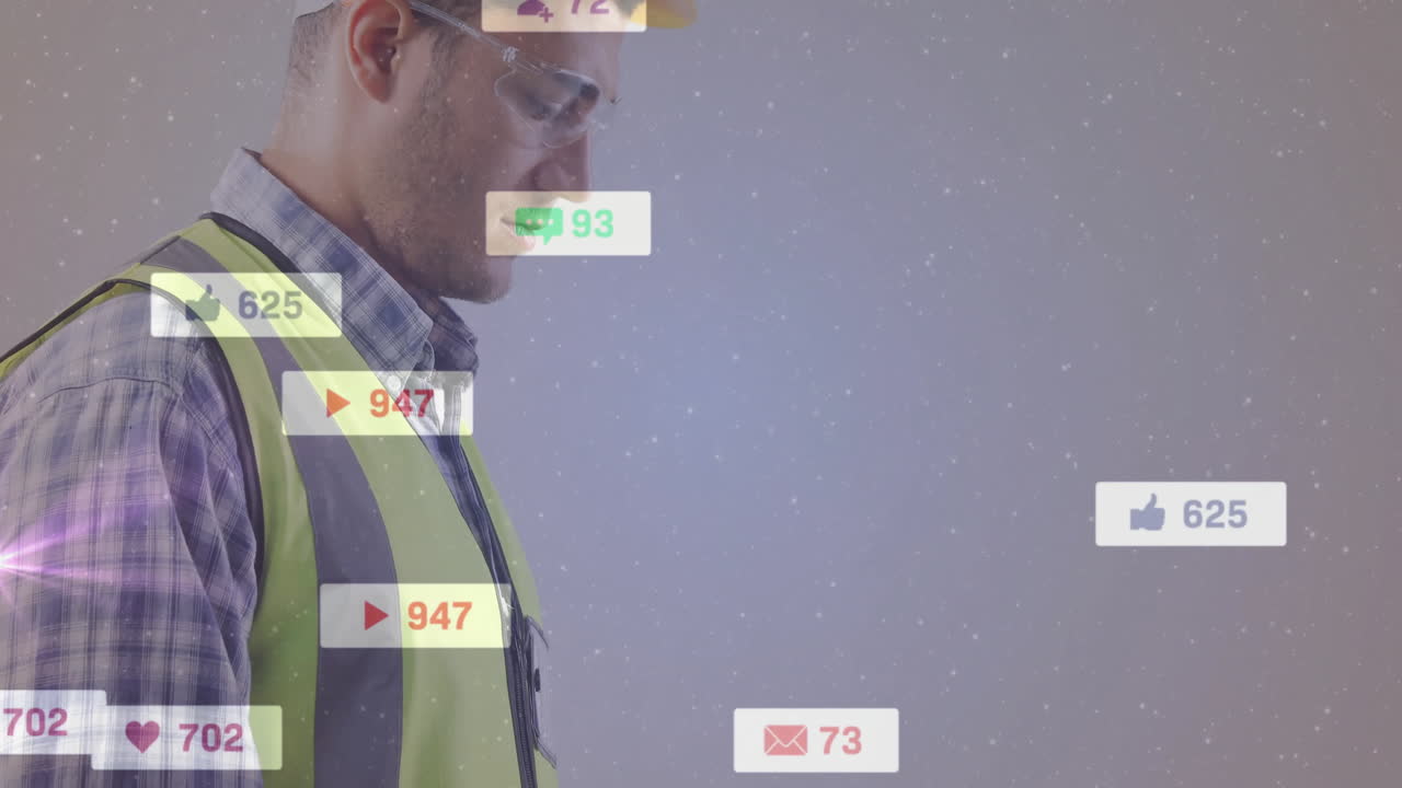 usando un teléfono inteligente, un trabajador de la construcción rodeado de notificaciones de redes sociales animación