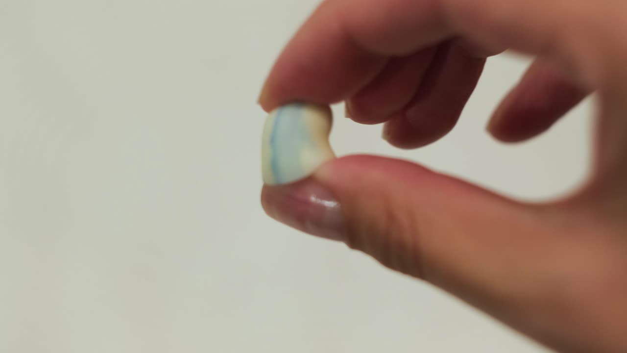 한 의 귀막을 들고 있는 손