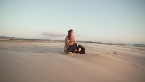 Friedliche-Frau-Am-Sandstrand-Bei-Sonnenuntergang