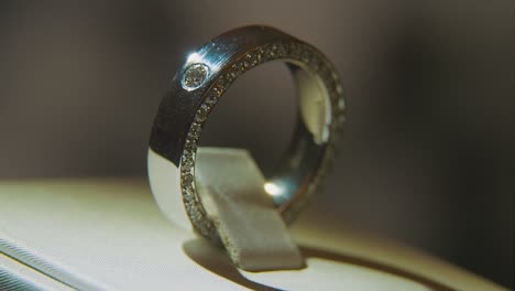 elegante anillo de diamantes en exhibición