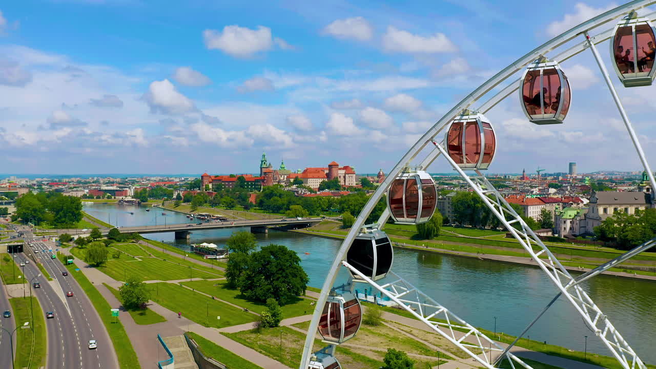 hermosa vista del castillo de wawel y el casco antiguo desde arriba de la rueda de la fortuna en movimiento lento en cracovia, polonia