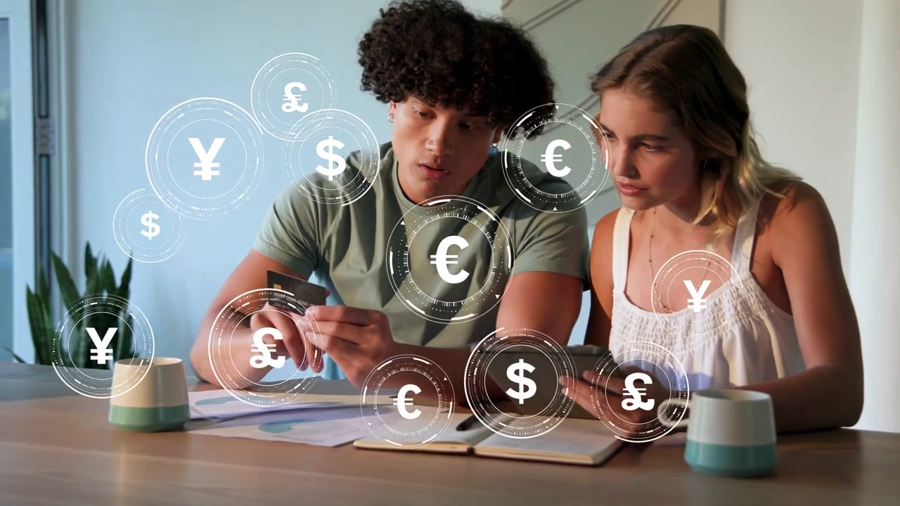 Coppia che usa una carta e scansiona un tablet, icone di valuta che si raggruppano sui documenti mentre pagano le bollette