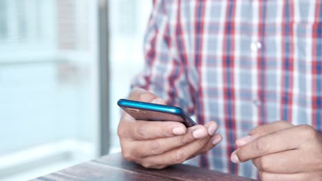 persona que utiliza un teléfono inteligente