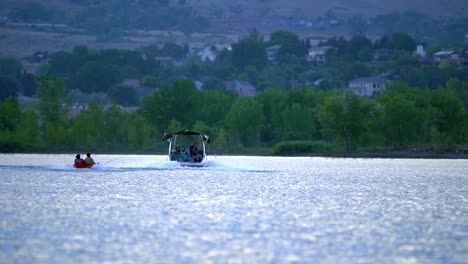 Wassersportaktivitäten-Im-Boulder-Reservoir-Während-Des-Sonnenuntergangs