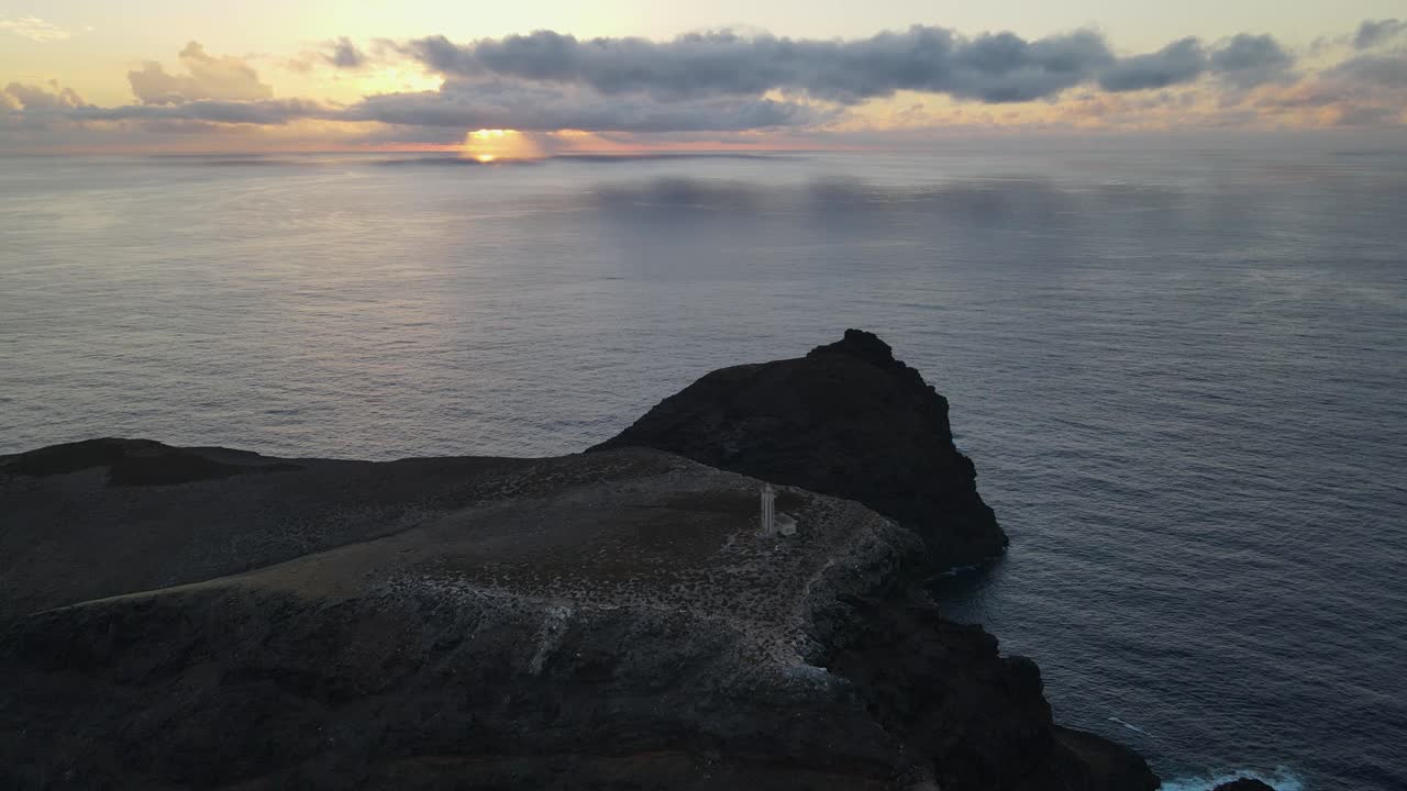 evocadora puesta de sol sobre el mar y la isla ilheu de ferro, porto santo en portugal