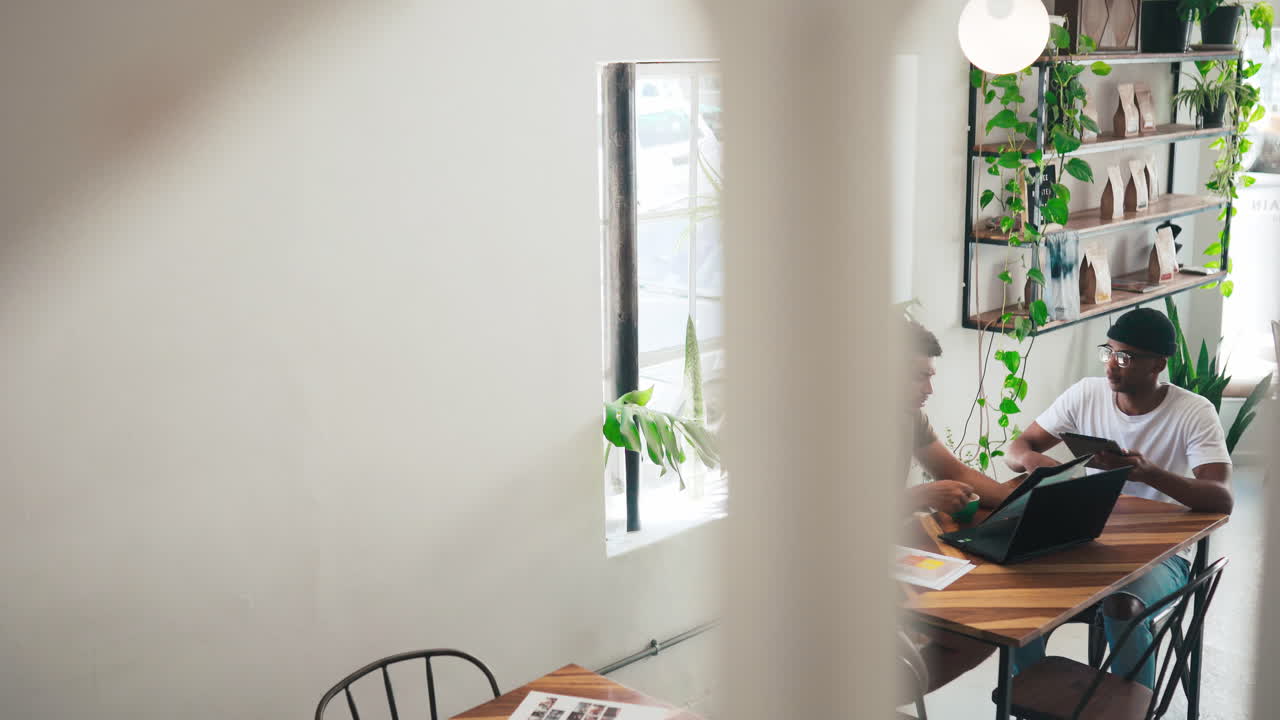 커피 ⁇ 에서 커피를 마시며 대화를 나누는 두 젊은이