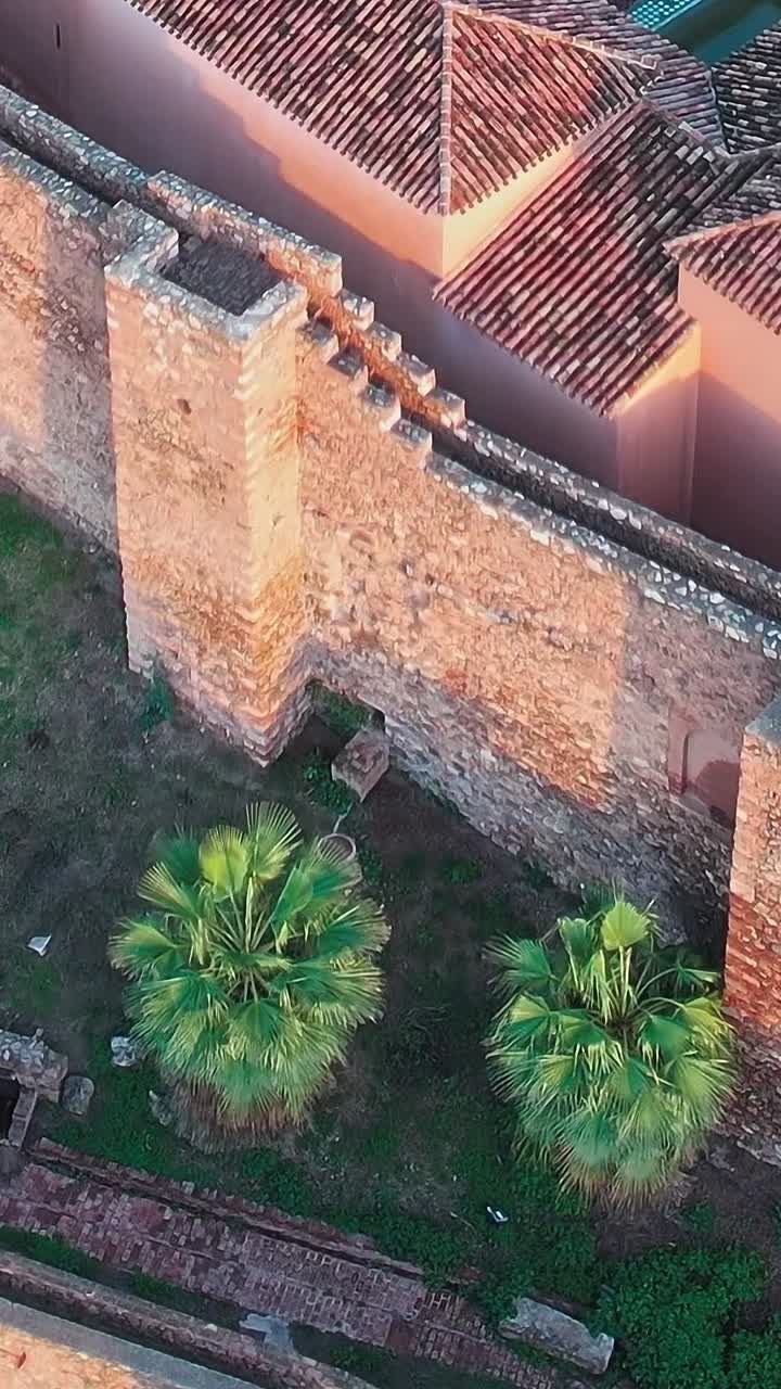 Esplora le mura storiche e i tetti di Malaga, in Spagna
