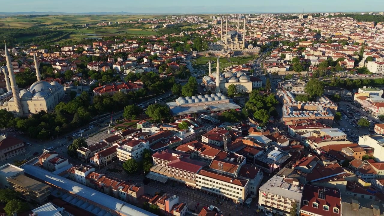 トルコ、エディルネの夕暮れの空撮都市景観。緑豊かな公園と市街地に囲まれた象徴的なセリミエ・モスク。