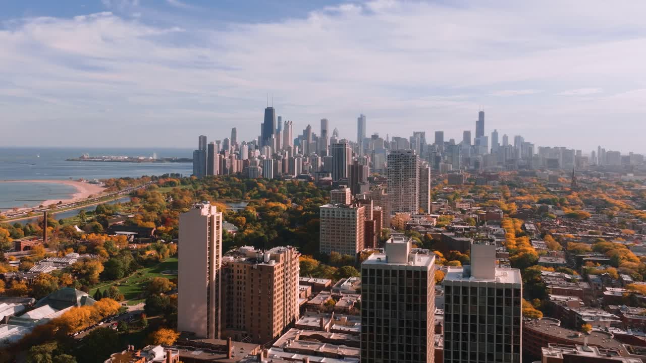 vista aérea del horizonte de chicago desde lincoln park durante el otoño