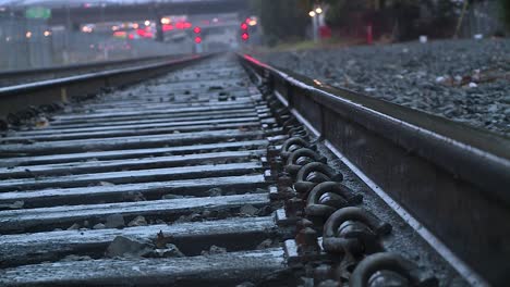 Vías-De-Ferrocarril-Urbanas-Vacías-Bajo-La-Lluvia