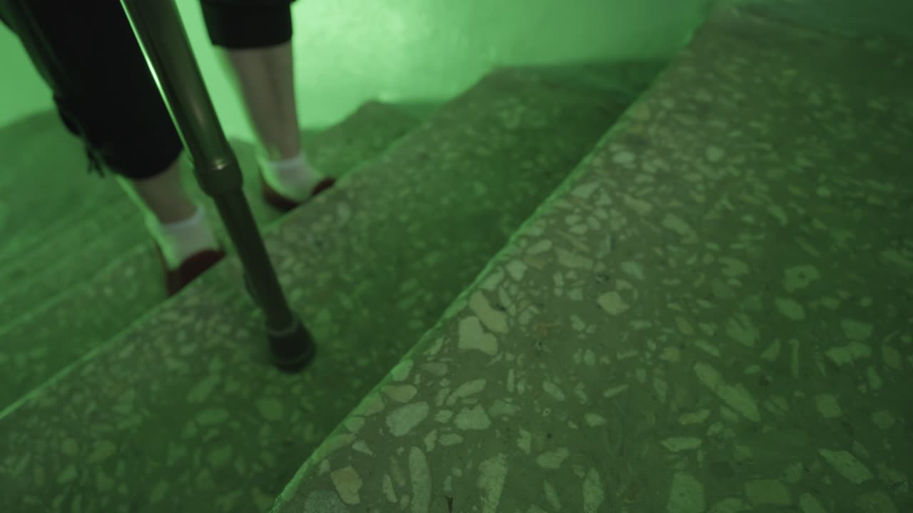 человек, поднимающийся по лестнице