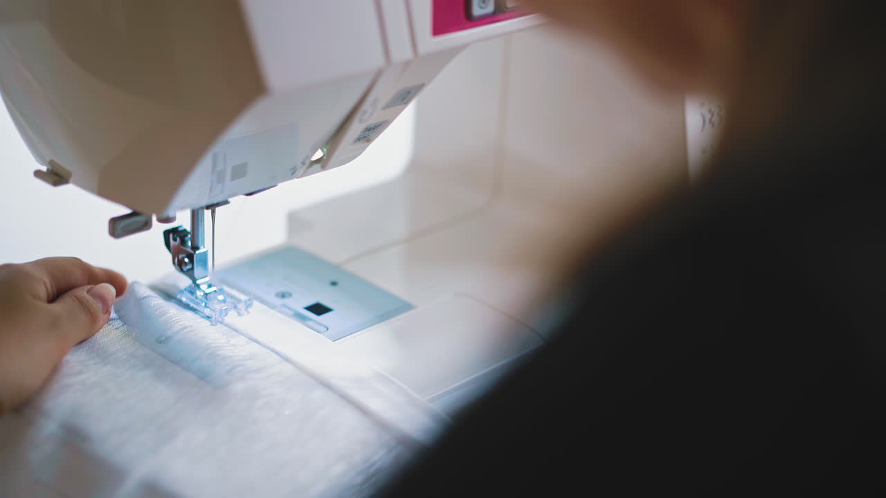 una mujer morena linda cose el borde