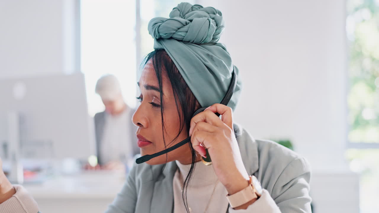 centro de llamadas, mujer y frustrado con el cliente